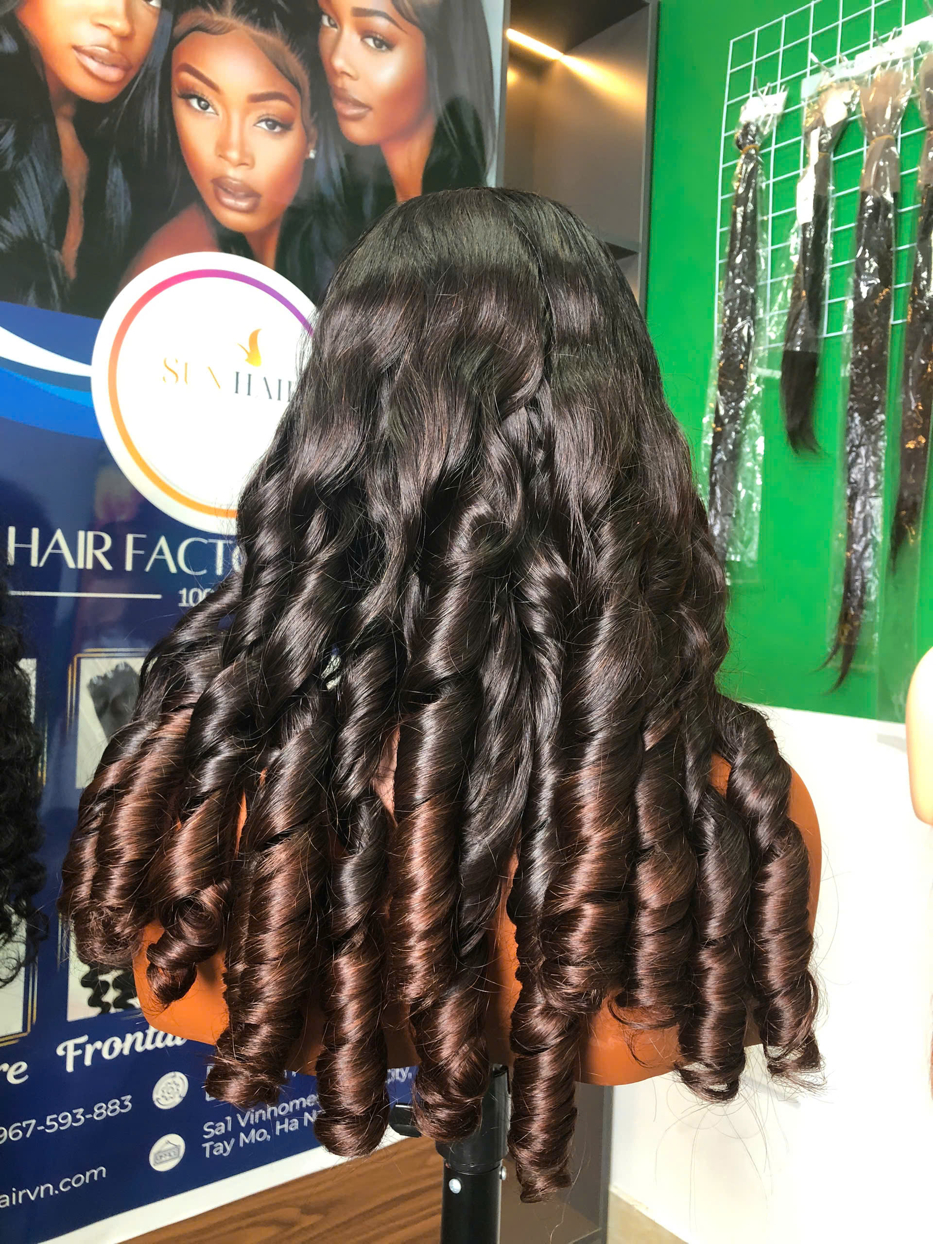 Loose Wave Wig made from 100% human hair – natural and bouncy curls.